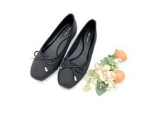 Load image into Gallery viewer, Ladies Ballet Flats In Black Covered Shoe With Ribbon (36157L)