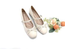 Load image into Gallery viewer, Ladies Flats Covered Shoes With Ribbon (36000L)