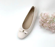 Load image into Gallery viewer, Ladies Flat Covered Toe Shoe Slip-On (35986L)