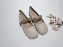 Load image into Gallery viewer, Ladies Flat Covered Toe Ribbon Shoe (35830L)