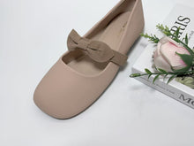 Load image into Gallery viewer, Ladies Flat Covered Toe Ribbon Shoe (35830L)