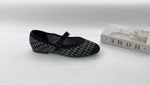 Load image into Gallery viewer, Ladies Flat Covered Toe Shoes (35998L)