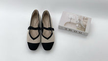 Load image into Gallery viewer, Ladies Flat Covered Toe Shoe (35993L)