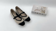 Load image into Gallery viewer, Ladies Flat Covered Toe Shoe (35993L)