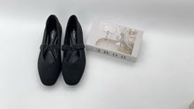 Load image into Gallery viewer, Ladies Flat Covered Toe Shoe (35993L)