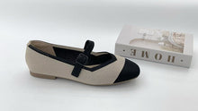 Load image into Gallery viewer, Ladies Flat Covered Toe Shoe (35993L)