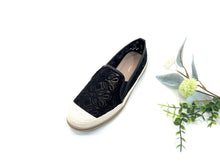 Load image into Gallery viewer, Ladies Covered Toe Flat Shoe (35885L)