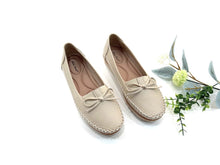Load image into Gallery viewer, Ladies Covered Toe Flat Shoes (35889L)