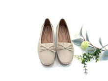 Load image into Gallery viewer, Ladies Covered Toe Flat Shoes (35889L)