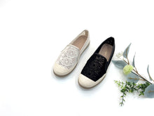 Load image into Gallery viewer, Ladies Covered Toe Flat Shoe (35885L)