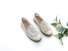 Load image into Gallery viewer, Ladies Covered Toe Flat Shoe (35885L)