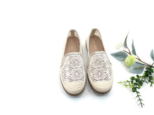 Load image into Gallery viewer, Ladies Covered Toe Flat Shoe (35885L)