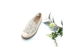 Load image into Gallery viewer, Ladies Covered Toe Flat Shoe (35885L)