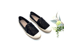 Load image into Gallery viewer, Ladies Covered Toe Flat Shoe (35885L)