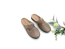Load image into Gallery viewer, Ladies Slip-On Flat Shoe (35890L)
