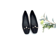 Load image into Gallery viewer, Ladies Flat Covered Toe Shoes (35898L)