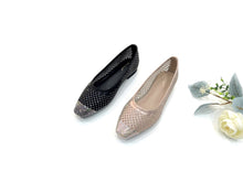 Load image into Gallery viewer, Ladies Flat Covered Toe Shoe (35884L)