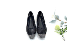 Load image into Gallery viewer, Ladies Flat Covered Toe Shoe (35884L)
