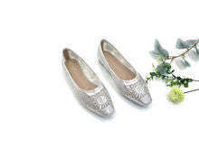 Load image into Gallery viewer, Ladies Flat Covered Toe Shoe (35883L)