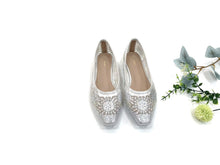 Load image into Gallery viewer, Ladies Flat Covered Toe Shoe (35883L)