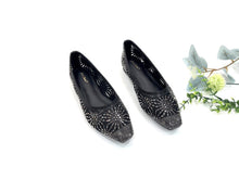 Load image into Gallery viewer, Ladies Flat Covered Toe Shoe (35883L)