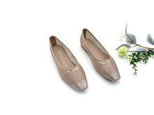 Load image into Gallery viewer, Ladies Flat Covered Toe Shoe (35884L)
