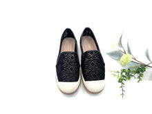 Load image into Gallery viewer, Ladies Covered Toe Flat Shoe (35885L)