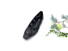 Load image into Gallery viewer, Ladies Flat Covered Toe Shoe (35883L)