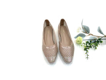Load image into Gallery viewer, Ladies Flat Covered Toe Shoe (35884L)