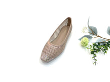 Load image into Gallery viewer, Ladies Flat Covered Toe Shoe (35884L)