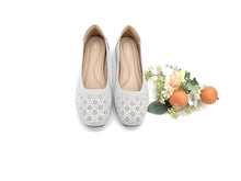 Load image into Gallery viewer, Ladies Slip-On Flat Shoe (35918L)