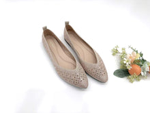 Load image into Gallery viewer, Ladies Pointed Toe Flat Covered Toe Shoe (35996L)