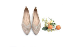 Load image into Gallery viewer, Ladies Pointed Toe Flat Covered Toe Shoe (35996L)