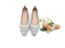 Load image into Gallery viewer, Ladies Pointed Toe Flat Shoe (35995L)