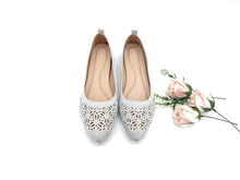 Load image into Gallery viewer, Ladies Pointed Toe Flat Shoe (35997L)