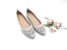 Load image into Gallery viewer, Ladies Pointed Toe Flat Shoe (35997L)