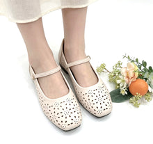 Load image into Gallery viewer, Ladies Flat Covered Toe Shoe (35916L)