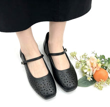 Load image into Gallery viewer, Ladies Flat Covered Toe Shoe (35916L)