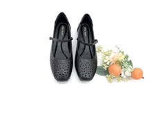 Load image into Gallery viewer, Ladies Flat Covered Toe Shoe (35916L)