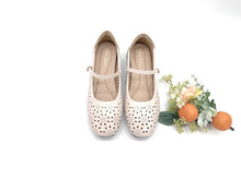 Load image into Gallery viewer, Ladies Flat Covered Toe Shoe (35916L)