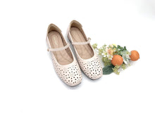 Load image into Gallery viewer, Ladies Flat Covered Toe Shoe (35916L)