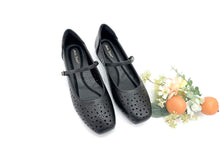 Load image into Gallery viewer, Ladies Flat Covered Toe Shoe (35916L)