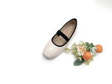 Load image into Gallery viewer, Ladies Mary Jane Flat Shoe (35920L)