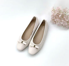 Load image into Gallery viewer, Ladies Flat Covered Toe Shoe Slip-On (35986L)