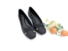 Load image into Gallery viewer, Ladies Ballet Flats In Black Covered Shoe With Ribbon (36157L)