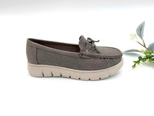 Load image into Gallery viewer, Ladies Slip-On Loafer Flats With Ribbon (36096L)