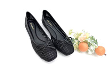 Load image into Gallery viewer, Ladies Ballet Flats Covered Shoe With Ribbon (36250L)