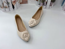 Load image into Gallery viewer, Ladies Flat Shoes Pointed Covered Toe Shoe (35682L)